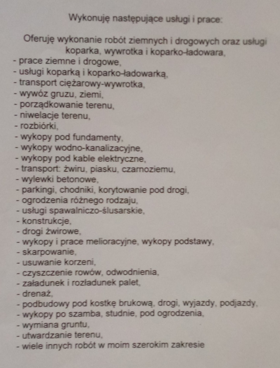 Lista usług budowlanych i ziemnych: wykopy, drenaż, rozbiórki, niwelacja, fundamenty, transport żwiru i piasku, roboty drogowe, usługi koparką, utwardzanie terenu.