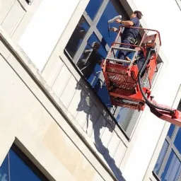 Mycie alpinistyczne-pracownicy z uprawnieniami.