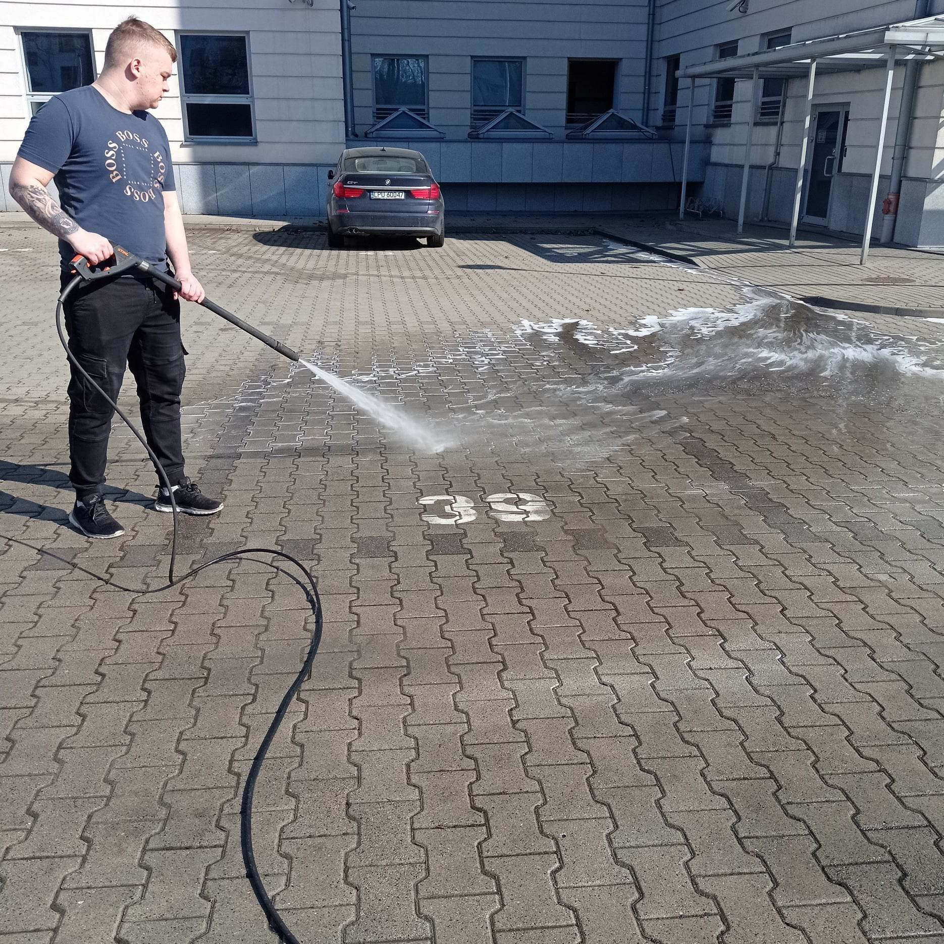 Mycie i czyszczenie kostki brukowej