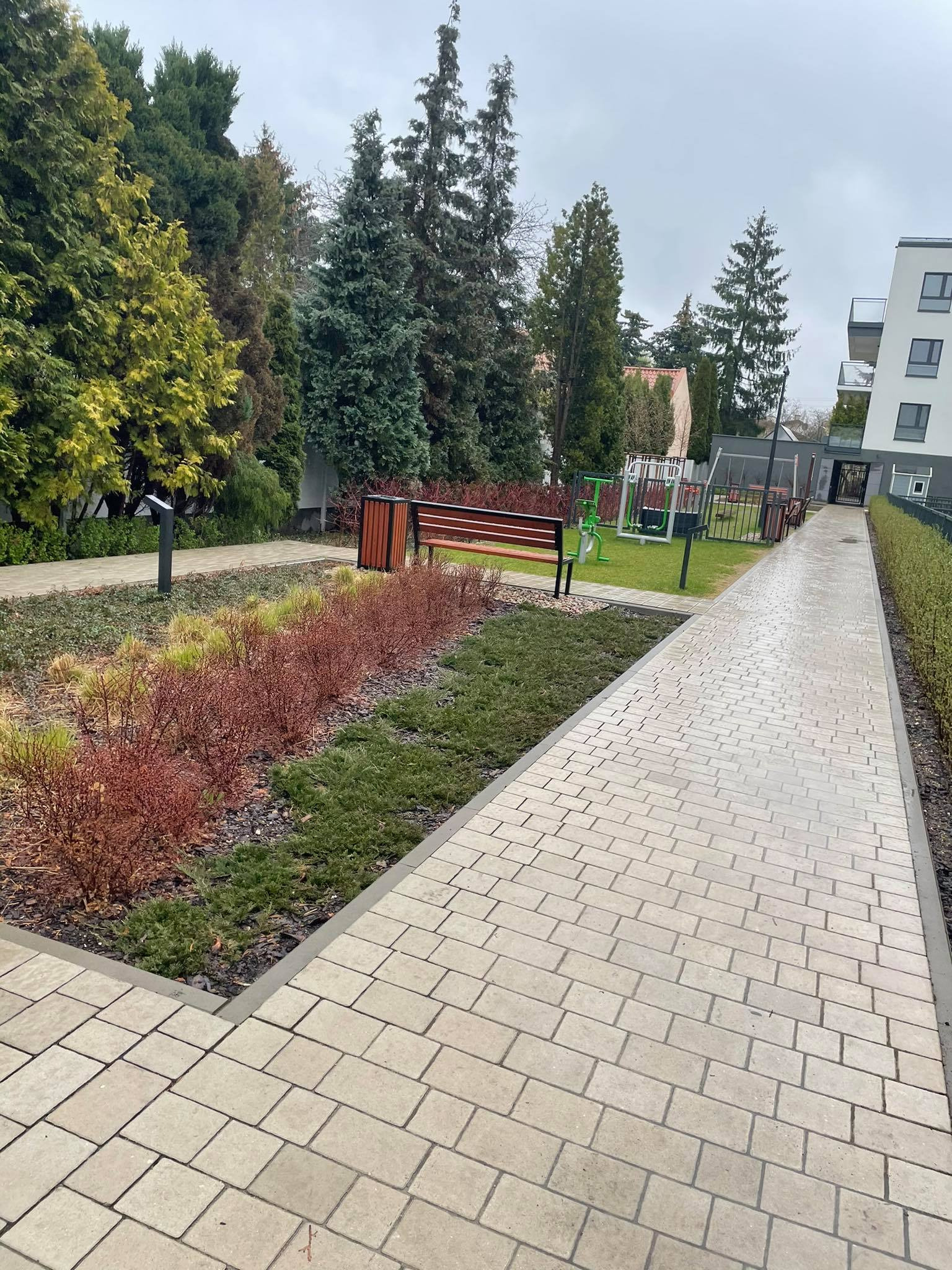 Utrzymanie czystości na terenach zewnętrzny-przycinka roślin