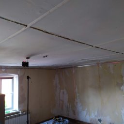 Remont pokoju zakres prac:
- podwieszenie sufitu
- spoinowanie samych łączeń
Malowanie sufitu oraz tapetowanie ścian wykonane przez inwestora