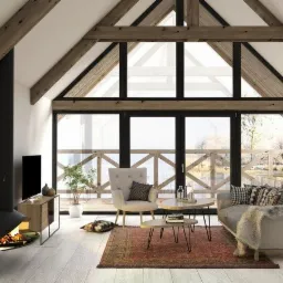 Jasne wnętrze salonu z dużymi przesuwnymi oknami balkonowymi z czarnymi ramami, drewnianymi belkami stropowymi, wiszącym kominkiem i widokiem na jezioro.