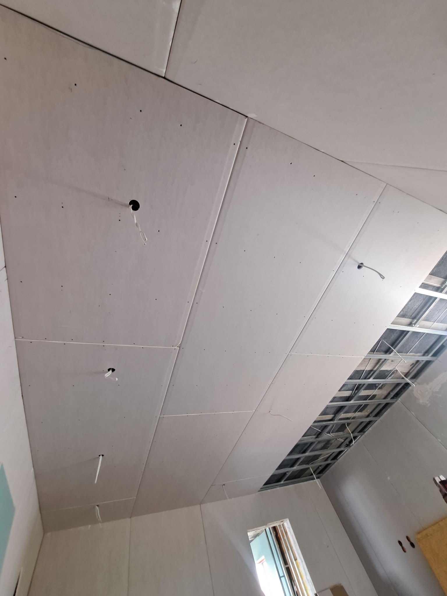 Sufit podwieszany z rusztem krzyżowym plus płyty gk klejone na ścianach