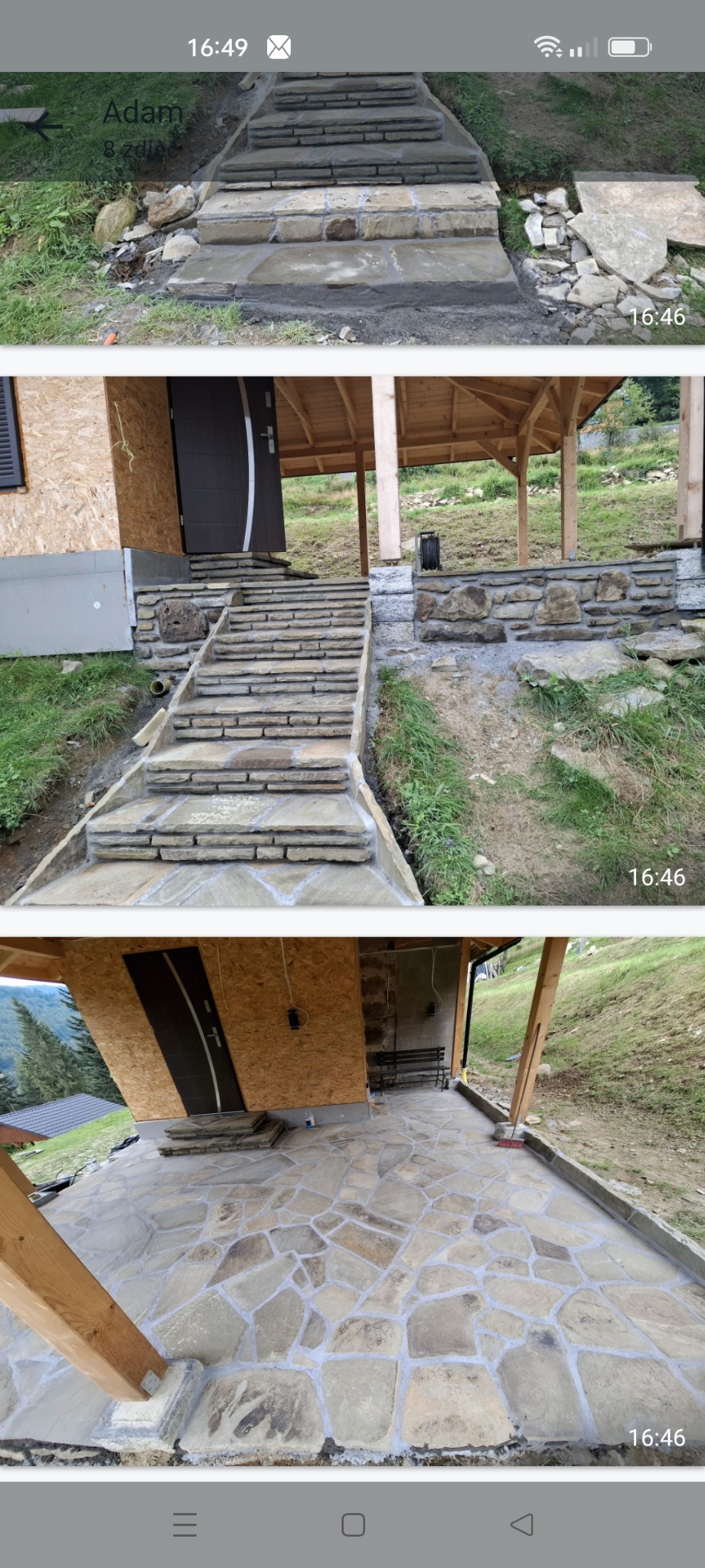 Kamienne schody prowadzące do domu w Woli, z elementami surowego wykończenia i fragmentem kamiennej posadzki tarasu.