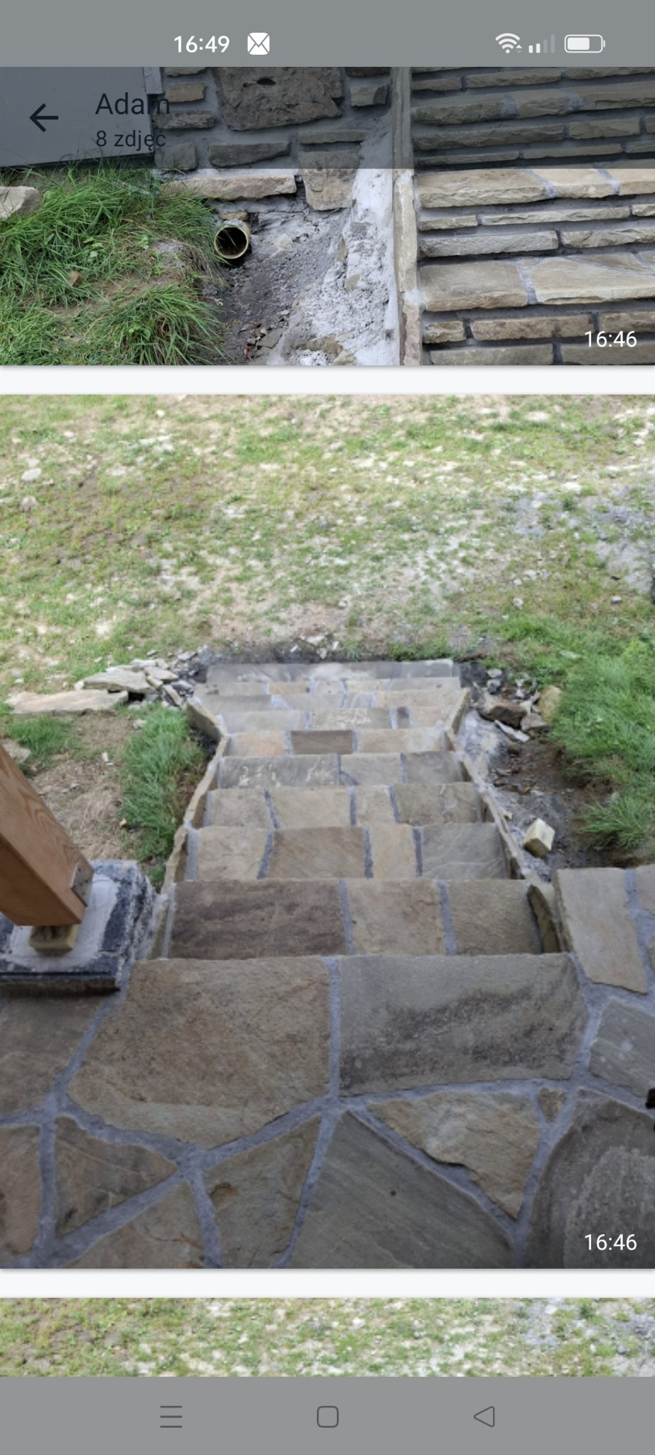 Kamienne schody zewnętrzne prowadzące w dół, z widoczną rurą odpływową przy górnym stopniu i fragmentem drewnianej konstrukcji po lewej stronie.