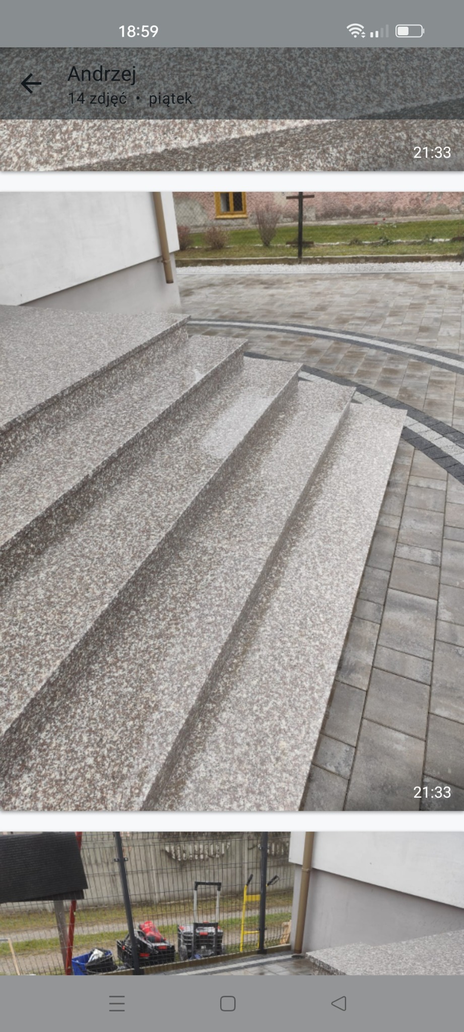 Zewnętrzne schody wejściowe wyłożone płytami o fakturze drobnego kamienia, prowadzące do domu z elewacją w odcieniach różu i żółci, obok ułożona kostka brukowa w szarych odcieniach.