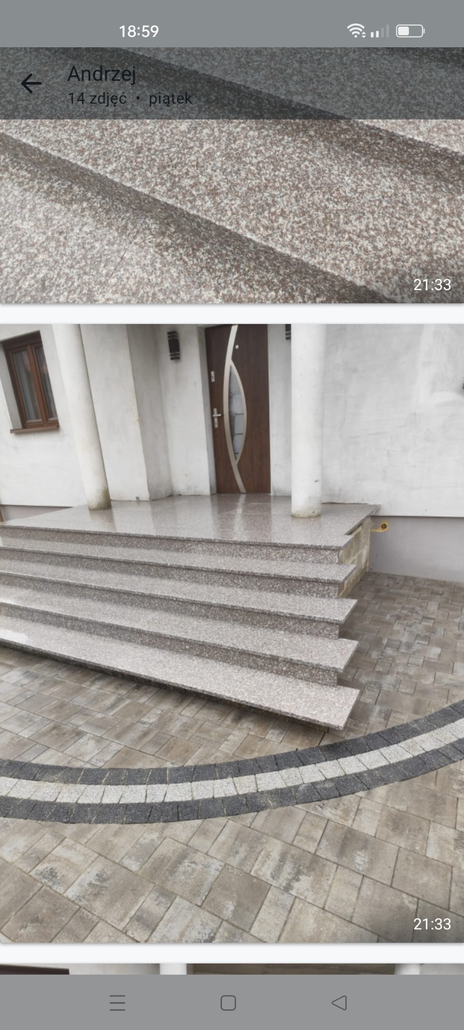 Schody zewnętrzne z jasnego kamienia prowadzące do drzwi wejściowych domu, wykończone kostką brukową z dekoracyjnym obramowaniem.