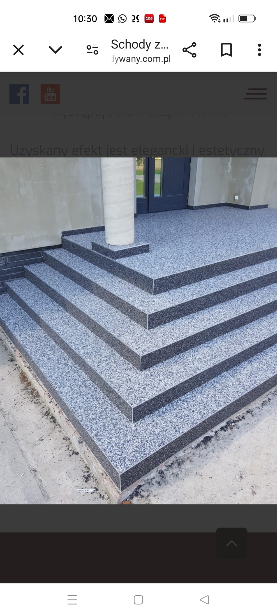 Eleganckie schody zewnętrzne z żywicy epoksydowej w odcieniach szarości, prowadzące do drzwi wejściowych. Kolumna dekoracyjna przy wejściu. Detal wykończenia.