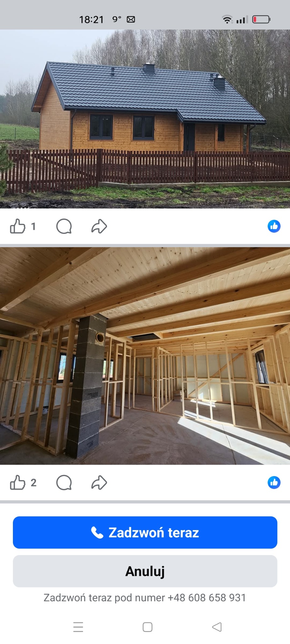 Dwuetapowe ujęcie domu szkieletowego: z zewnątrz, z brązowym ogrodzeniem i wewnątrz, z widoczną konstrukcją ścian i kominem. Ukazany etap budowy.