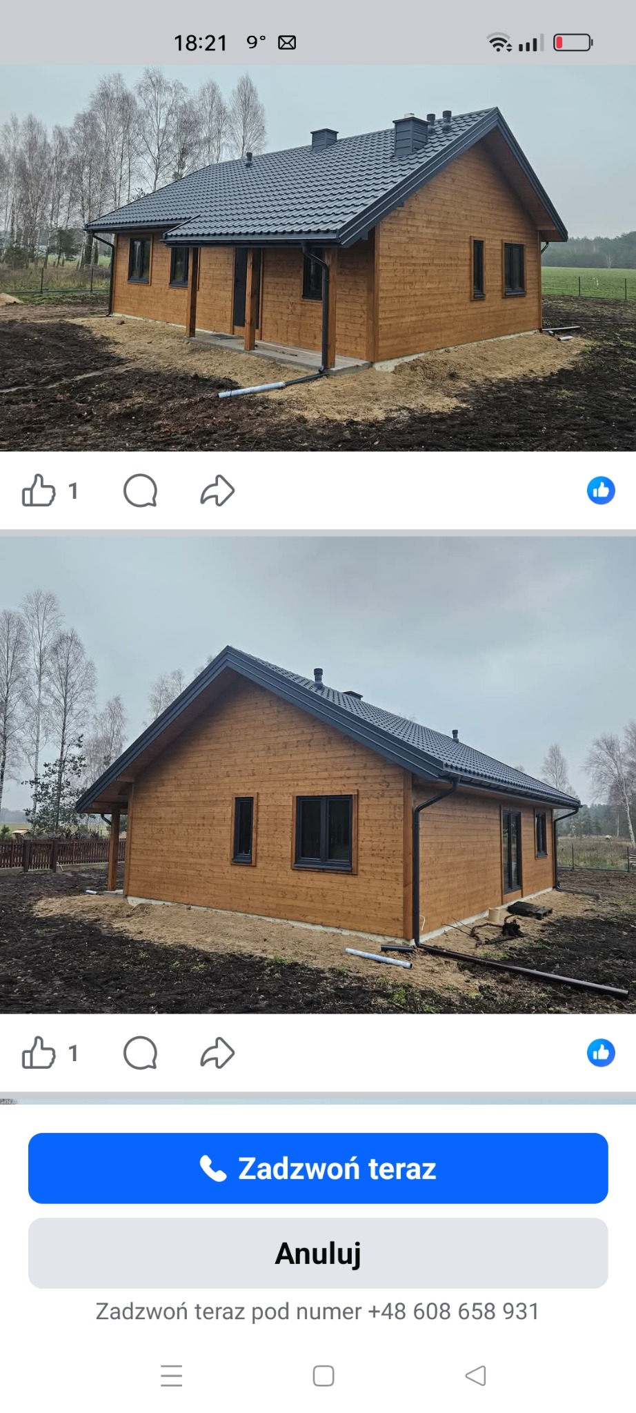 Gotowy dom szkieletowy z ciemną dachówką i stolarką okienną, widoczny z dwóch perspektyw. Teren wokół domu częściowo przygotowany, w tle drzewa.