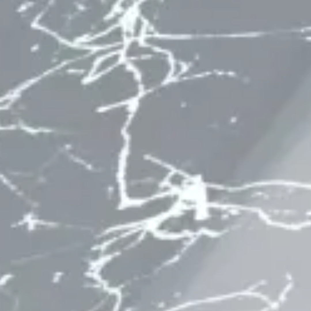 Szara posadzka żywiczna z białymi, nieregularnymi wzorami przypominającymi marmur, o gładkiej, błyszczącej powierzchni i subtelnym przejściu tonalnym.