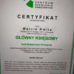 Certyfikat ukończenia kursu księgowości III stopnia dla Marcina Kmity, wystawiony przez Centrum Szkolenia Księgowych w Łodzi, zaświadczający o ukończeniu kursu z wynikiem bardzo dobrym.