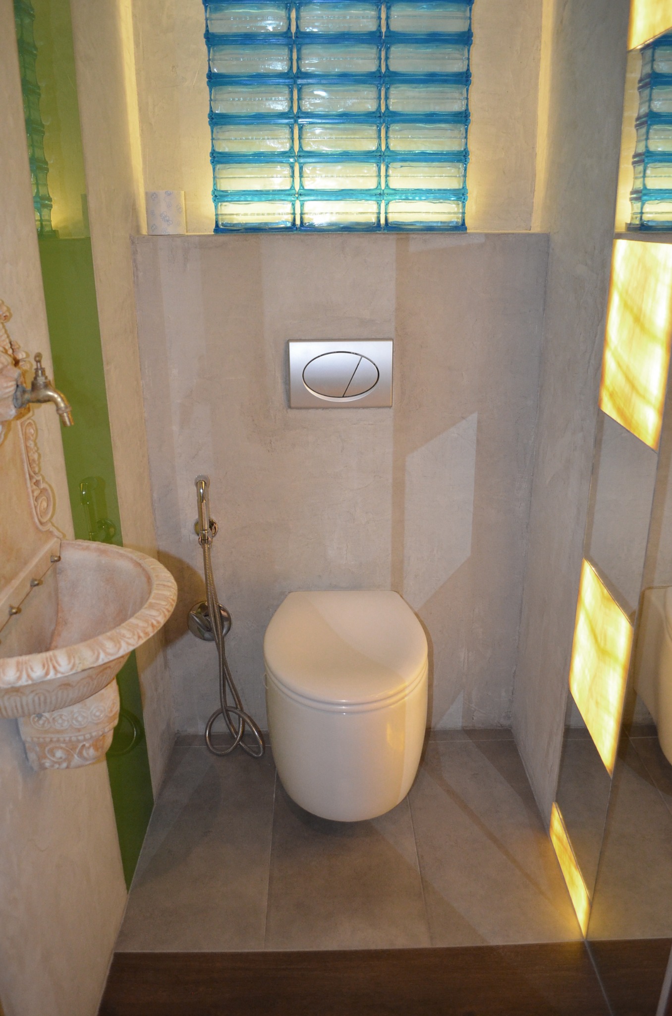 Nowoczesna łazienka z dekoracyjną umywalką, toaletą, bidetką i oknem z luksferów.