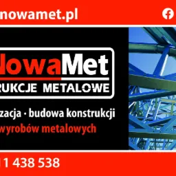 Grafika reklamowa firmy Renowamet z Grudziądza, prezentująca logo i dane kontaktowe, obok wizualizacja niebieskiej metalowej konstrukcji dachu na tle błękitnego nieba z widocznym słońcem.