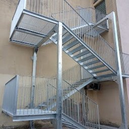 ReNowaMet Miłosz Chałubowicz - Schody zewnętrzne ewakuacyjne ocynkowane trzykondygnacyjne stalowe. Przeciwpożarowe