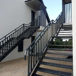 Schody zewnętrzne dwubiegowe ocynkowane malowane proszkowo ral 7016 ścianki ściany ażurowe lamele ścienne spocznik balustrady metalowe