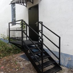 ReNowaMet Miłosz Chałubowicz - Schody zewnętrzne stalowe ocynkowane malowane proszkowo czarne ral 9005 schody do pomieszczenia technicznego