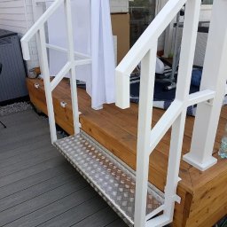 Balustrady tarasowe metalowe stalowe malowane proszkowo ral białe 9010, stopień schodowy aluminiowy