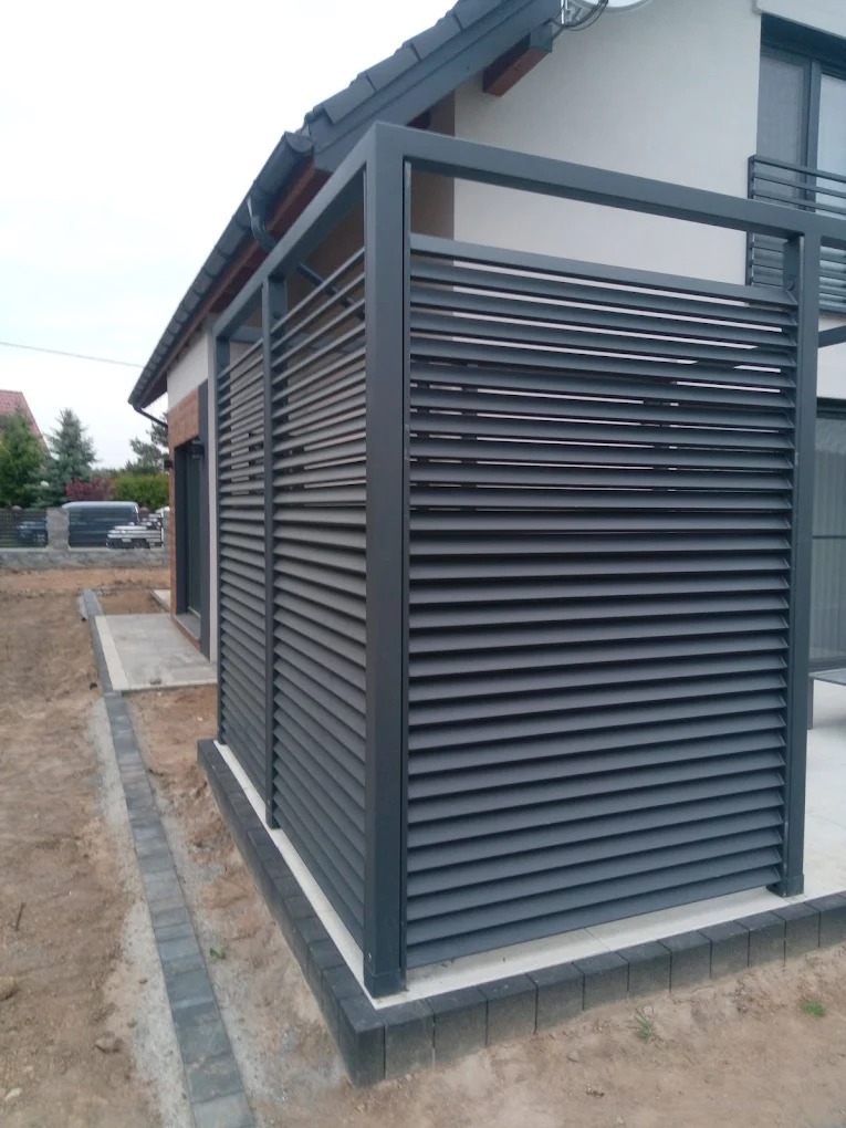 Taras szkieletowy ogrodowy zewnętrzny wraz z ścianą ażurową lamelową malowany proszkowo ral 7016