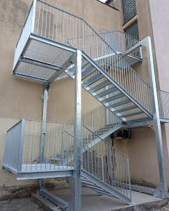 Schody zewnętrzne ewakuacyjne ocynkowane trzykondygnacyjne stalowe. Przeciwpożarowe