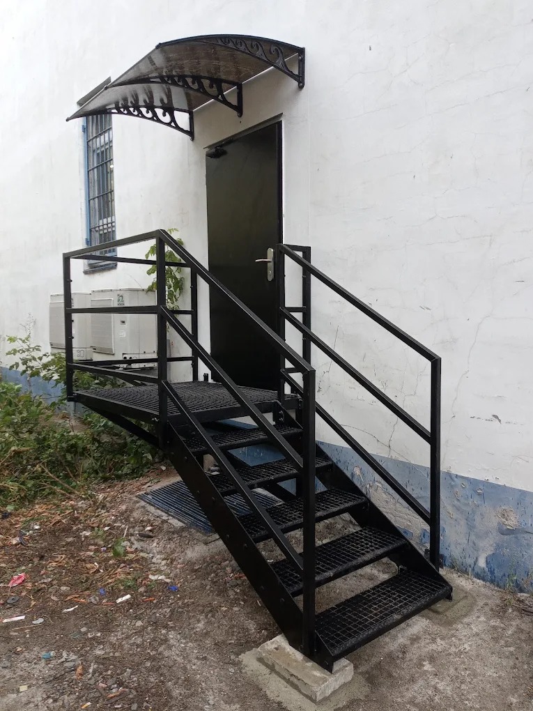 Schody zewnętrzne stalowe ocynkowane malowane proszkowo czarne ral 9005 schody do pomieszczenia technicznego