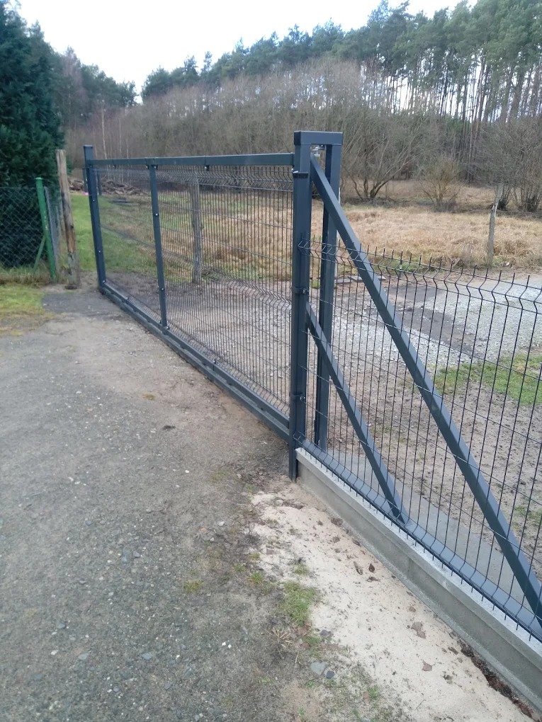 Brama przesuwna ocynkowana metalowa, malowana proszkowo ral 7016