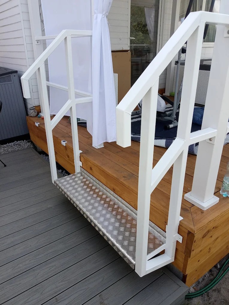 Balustrady tarasowe metalowe stalowe malowane proszkowo ral białe 9010, stopień schodowy aluminiowy