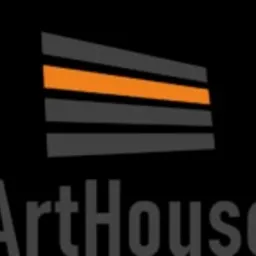 Logo firmy ArtHouse z motywem poziomych pasów w odcieniach szarości i pomarańczy, przypominających fragment przesłony okiennej.