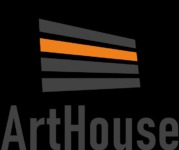 Logo firmy ArtHouse z motywem poziomych pasów w odcieniach szarości i pomarańczy, przypominających fragment przesłony okiennej.