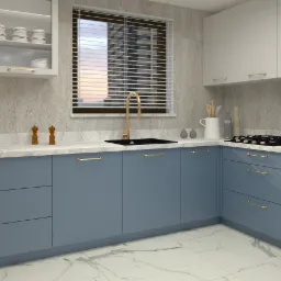 Nowoczesna kuchnia w odcieniach szarości i błękitu z marmurowym blatem, złotymi uchwytami i czarnym zlewem pod oknem z żaluzjami.