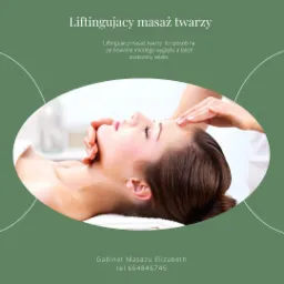 Kobieta relaksuje się podczas liftingującego masażu twarzy w gabinecie, delikatny dotyk dłoni na czole, promujący zachowanie młodego wyglądu i relaks.