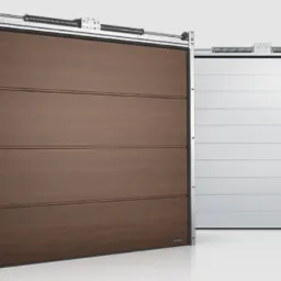 Dwie segmentowe bramy garażowe: brązowa z imitacją drewna i biała z poziomymi przetłoczeniami. Widoczne metalowe prowadnice i mechanizmy otwierania.