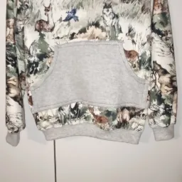 Szyte na miarę dziecięca bluza z ściągaczami.