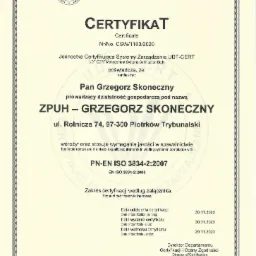 Skan certyfikatu UDT-CERT dla firmy ZPUH Grzegorz Skoneczny, potwierdzający wdrożenie wymagań jakości w spawalnictwie zgodnie z normą PN-EN ISO 3834-2:2007, z datami ważności i podpisem Dyrektora...