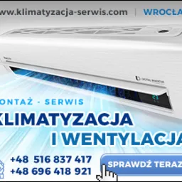 Biały klimatyzator ścienny z widocznym wyświetlaczem temperatury i napisem 'Digital Inverter', umieszczony na tle z adresem strony internetowej i numerami telefonów firmy z Wrocławia oferującej...