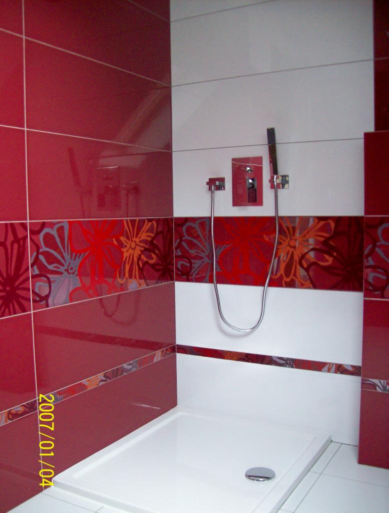 Czerwono-biała kabina prysznicowa z kwiatowym motywem na płytkach, widoczna data 2007/01/04 w lewym dolnym rogu.