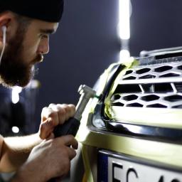 Polerowanie lakieru oraz wykańczanie dekorów 