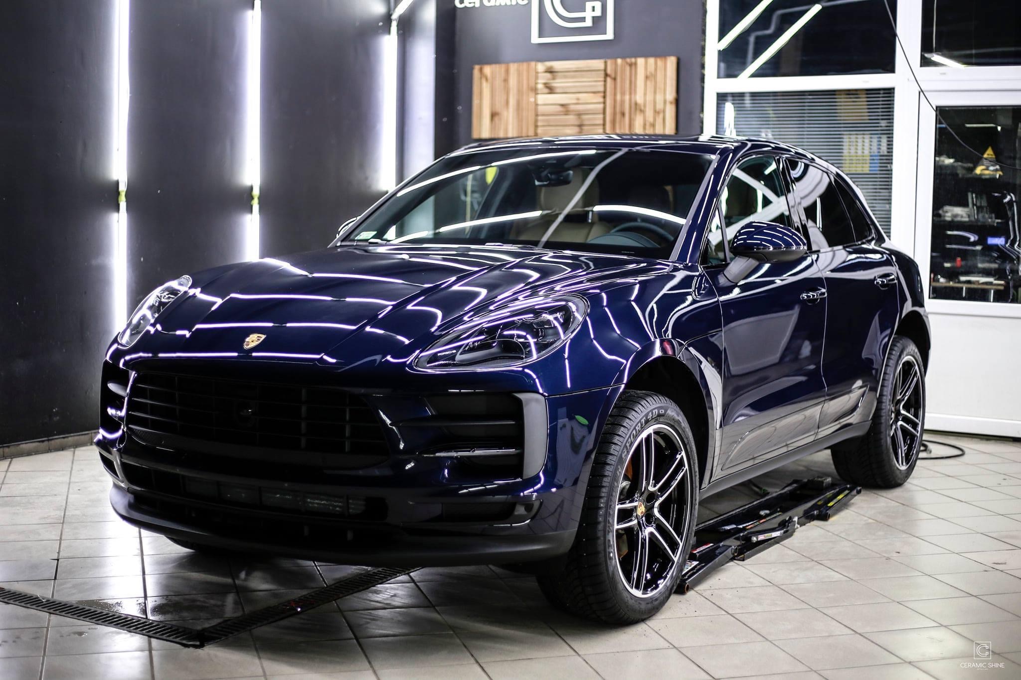 Porsche Macan zabezpieczony bezbarwnymi foliami ochronnymi oraz pakietem powłok ceramicznych.