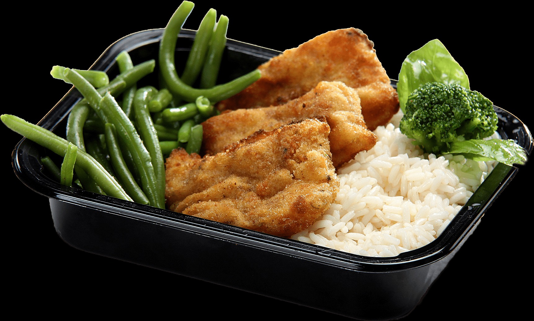Danie w czarnym pojemniku: panierowana ryba, ryż, fasolka szparagowa i brokuł, całość skropiona sosem.