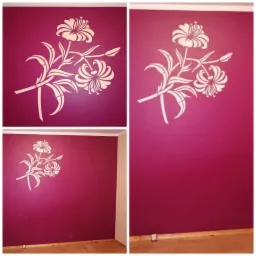 Bordowa ściana z ręcznie malowanym, kremowym wzorem kwiatowym lilii, widoczna w trzech kadrach: całościowym oraz dwóch zbliżeniach na wzór.