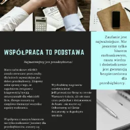 Cztery dłonie różnych ras uderzają się pięściami nad biurkiem z kalkulatorem, gazetą, notatnikiem, smartfonem i klawiaturą, symbolizując współpracę.
