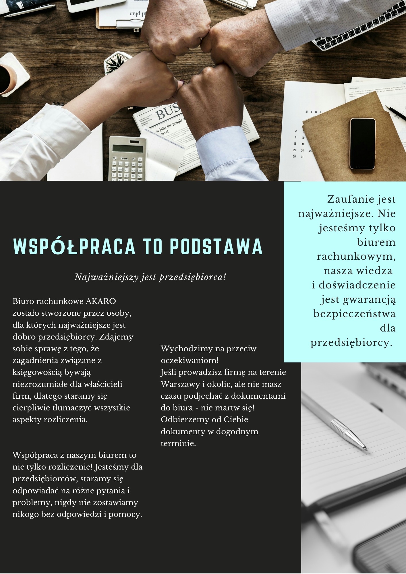 Cztery dłonie różnych ras uderzają się pięściami nad biurkiem z kalkulatorem, gazetą, notatnikiem, smartfonem i klawiaturą, symbolizując współpracę.