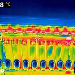 Termowizyjne zdjęcie grzejnika, ukazujące rozkład temperatur. Widoczne wartości temperatur w stopniach Celsjusza, od 29.7 do 43.7, z kolorystycznym gradientem.