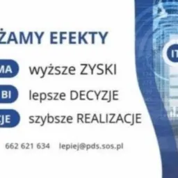 Grafika reklamowa: WDRAŻAMY EFEKTY, ERP OPTIMA wyższe ZYSKI, RAPORTY BI lepsze DECYZJE, INTEGRACJE szybsze REALIZACJE, sylwetka mężczyzny przed wizualizacją danych IT.