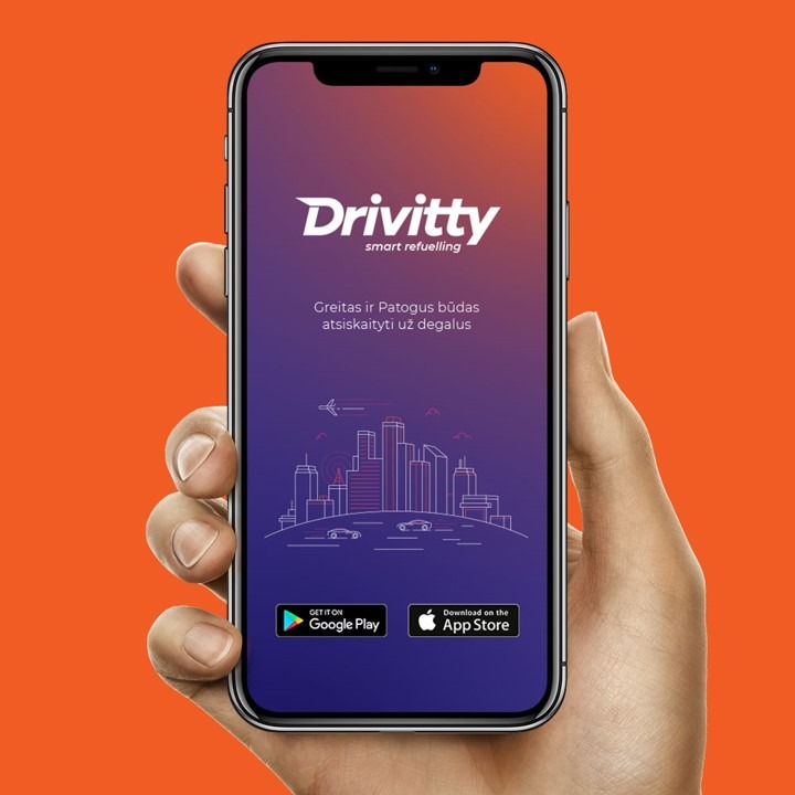 Smartfon w dłoni prezentujący aplikację Drivitty do wygodnego rozliczania tankowania paliwa, z widocznym logo i tekstem w języku litewskim na tle minimalistycznej grafiki miasta.