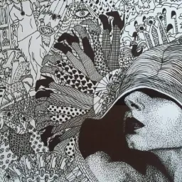 Czarno-biały rysunek tuszem przedstawiający profil kobiety z wzorzystym nakryciem głowy, na tle gęsto wypełnionym fantazyjnymi postaciami i symbolami.
