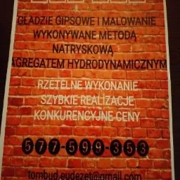 Ulotka firmy TOM-BUD z ofertą gładzi gipsowych i malowania natryskowego, z numerem telefonu i adresem email, na tle imitacji ściany z czerwonej cegły.