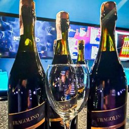 Wyprodukowane we Włoszech półsłodkie wino lekko musujące z nutą truskawki. 