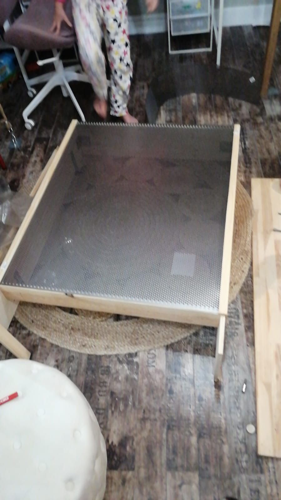 Warszawa: Rama z drewnianych listew z metalową siatką wewnątrz, leżąca na podłodze, prawdopodobnie element sufitu napinanego w trakcie montażu.