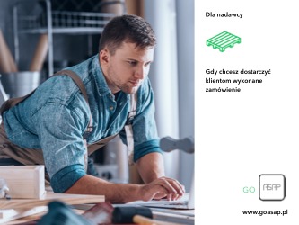 Młody mężczyzna w roboczym fartuchu sprawdza zamówienie na laptopie, obok leżą narzędzia i drewniane elementy, w tle regał warsztatowy; po prawej stronie grafika z paletą i hasłem reklamowym.